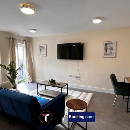 Stylish 2 Bedroom Flat By Tara Stays Short Lets & Serviced Accommodation Watford With Free Parking & Nearby Warner Studios Extérieur photo