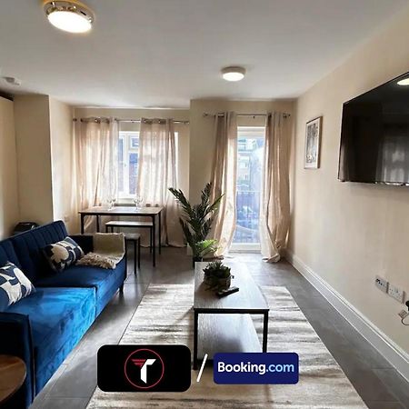 Stylish 2 Bedroom Flat By Tara Stays Short Lets & Serviced Accommodation Watford With Free Parking & Nearby Warner Studios Extérieur photo