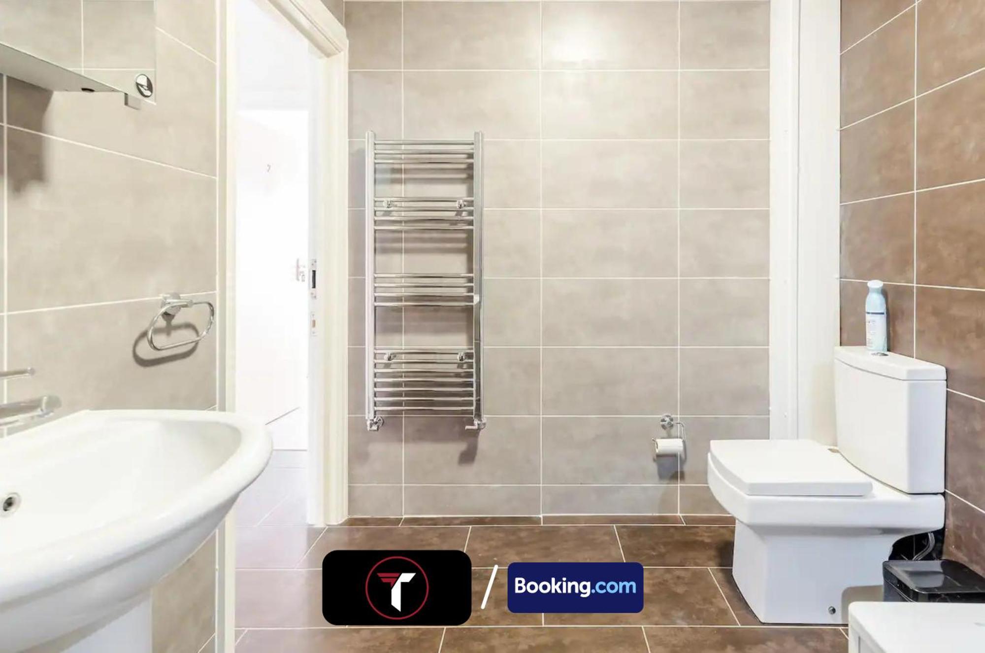 Stylish 2 Bedroom Flat By Tara Stays Short Lets & Serviced Accommodation Watford With Free Parking & Nearby Warner Studios Extérieur photo
