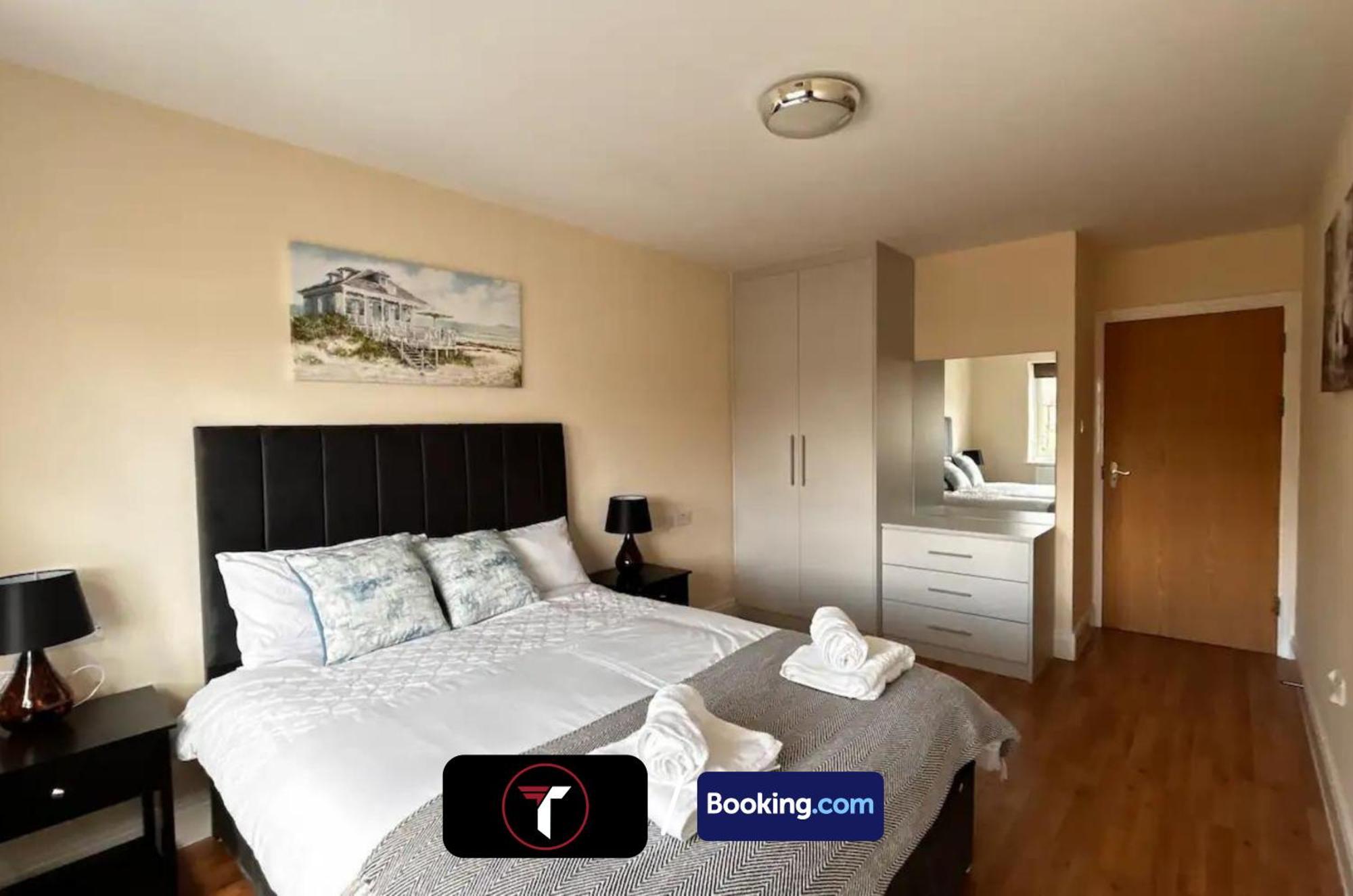 Stylish 2 Bedroom Flat By Tara Stays Short Lets & Serviced Accommodation Watford With Free Parking & Nearby Warner Studios Extérieur photo