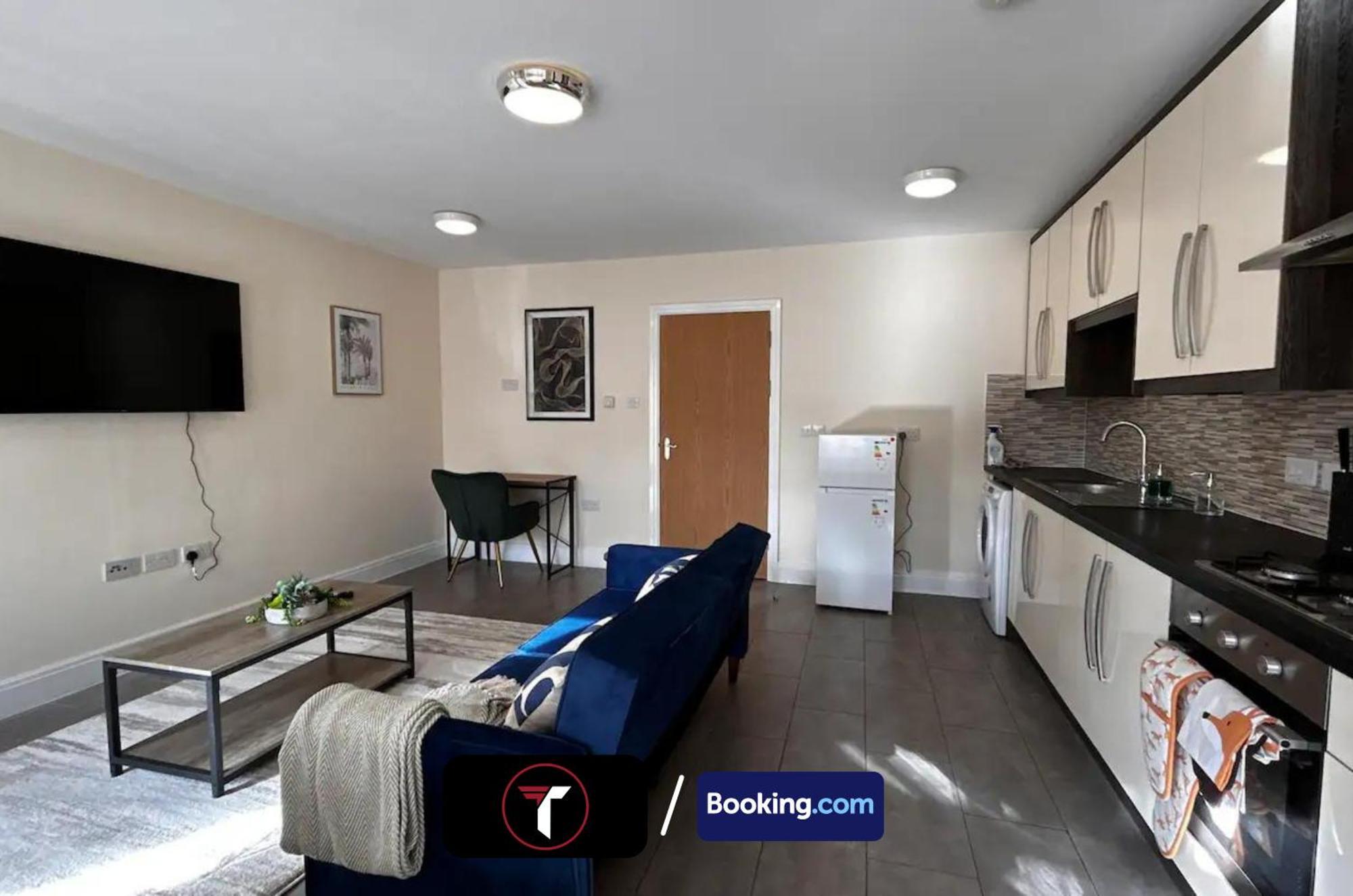 Stylish 2 Bedroom Flat By Tara Stays Short Lets & Serviced Accommodation Watford With Free Parking & Nearby Warner Studios Extérieur photo