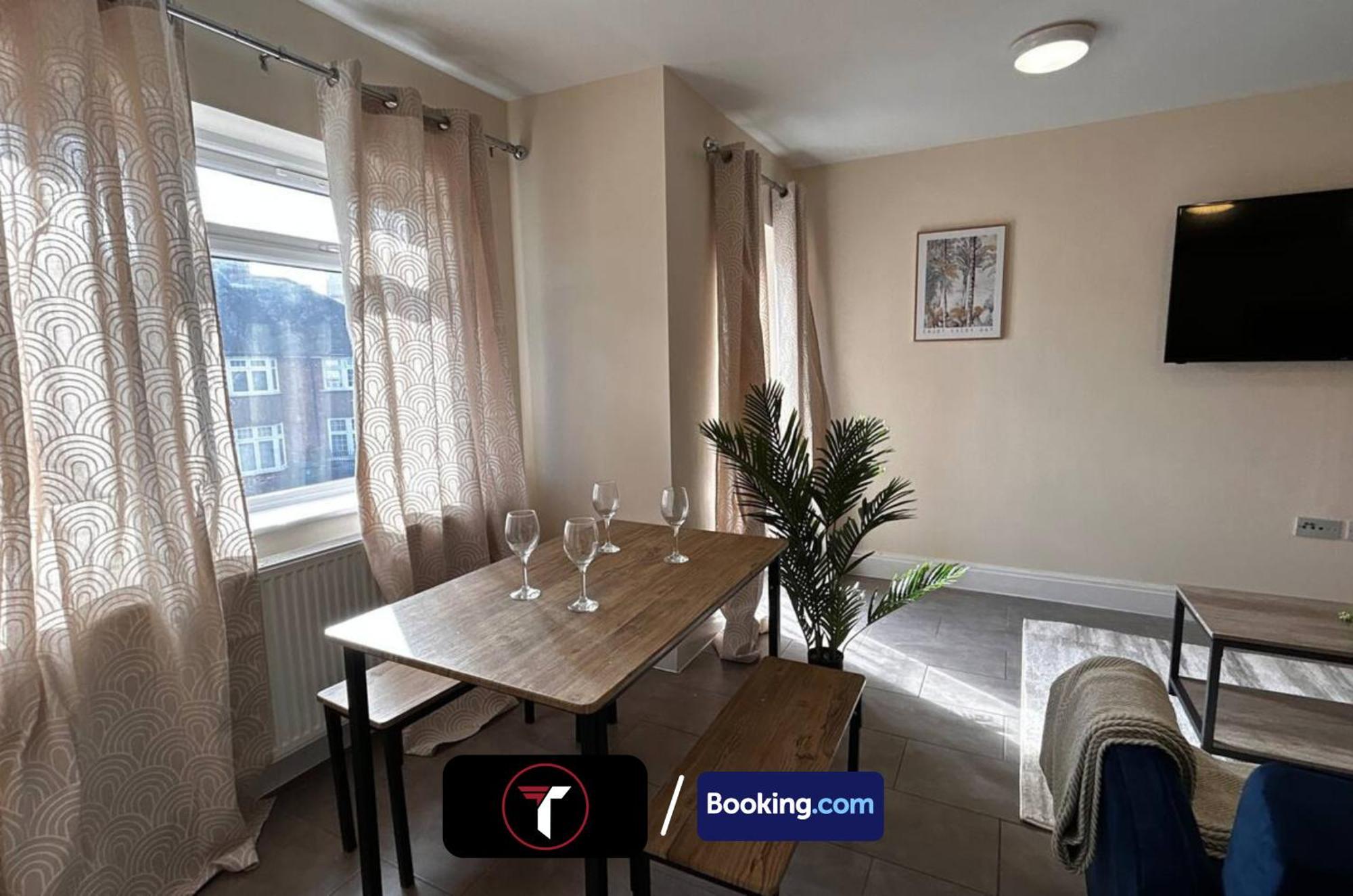 Stylish 2 Bedroom Flat By Tara Stays Short Lets & Serviced Accommodation Watford With Free Parking & Nearby Warner Studios Extérieur photo