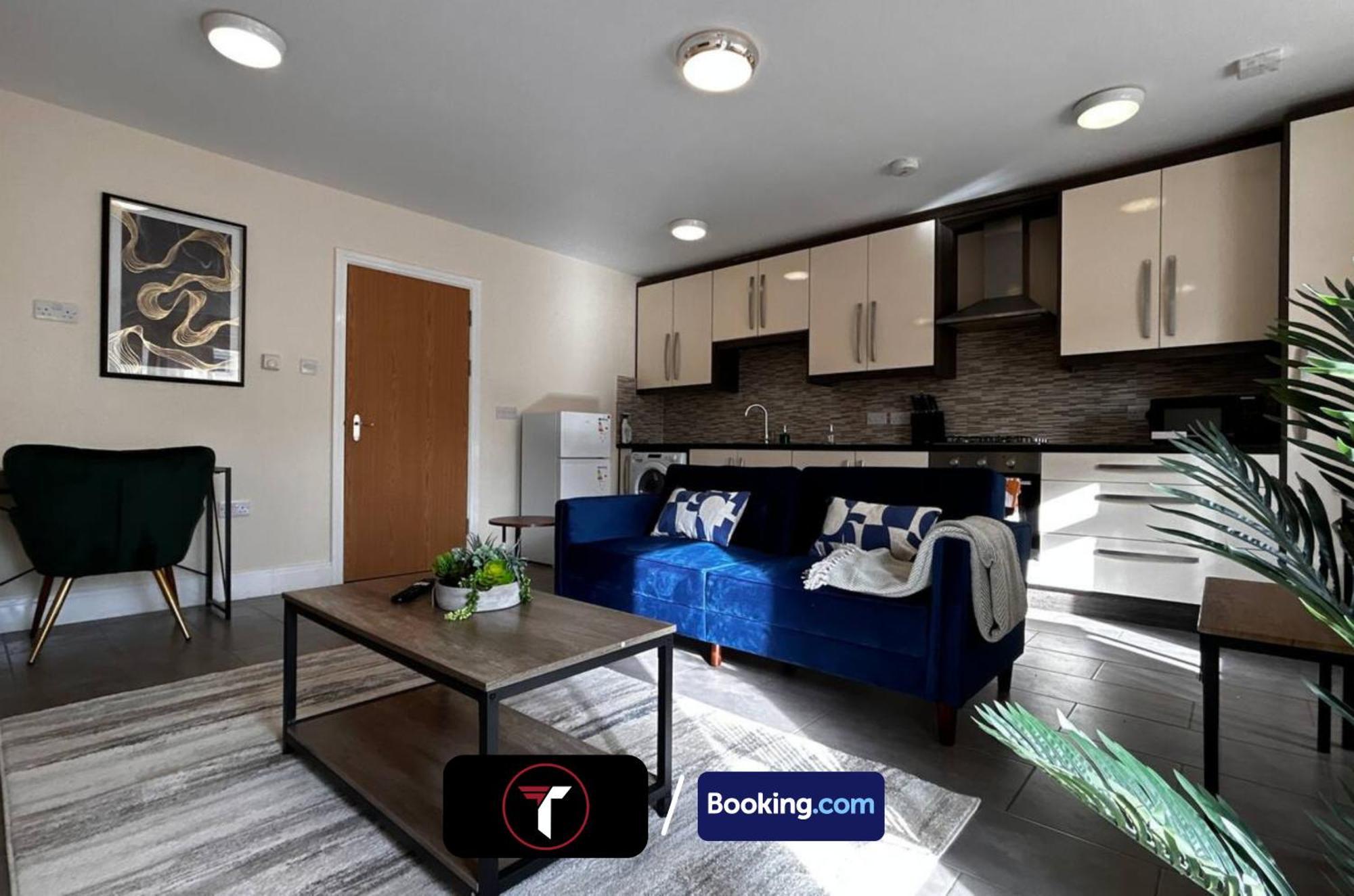 Stylish 2 Bedroom Flat By Tara Stays Short Lets & Serviced Accommodation Watford With Free Parking & Nearby Warner Studios Extérieur photo