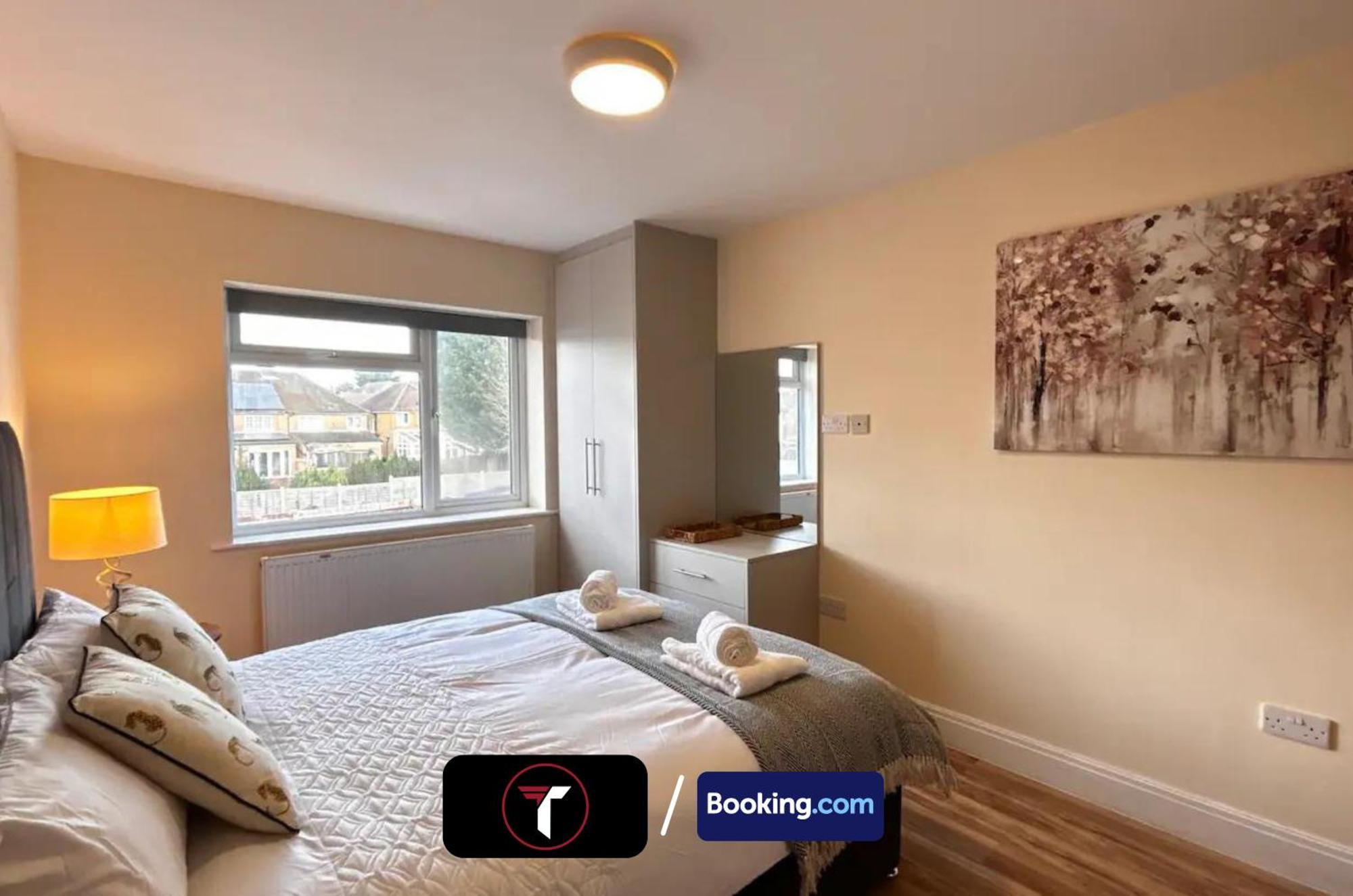 Stylish 2 Bedroom Flat By Tara Stays Short Lets & Serviced Accommodation Watford With Free Parking & Nearby Warner Studios Extérieur photo