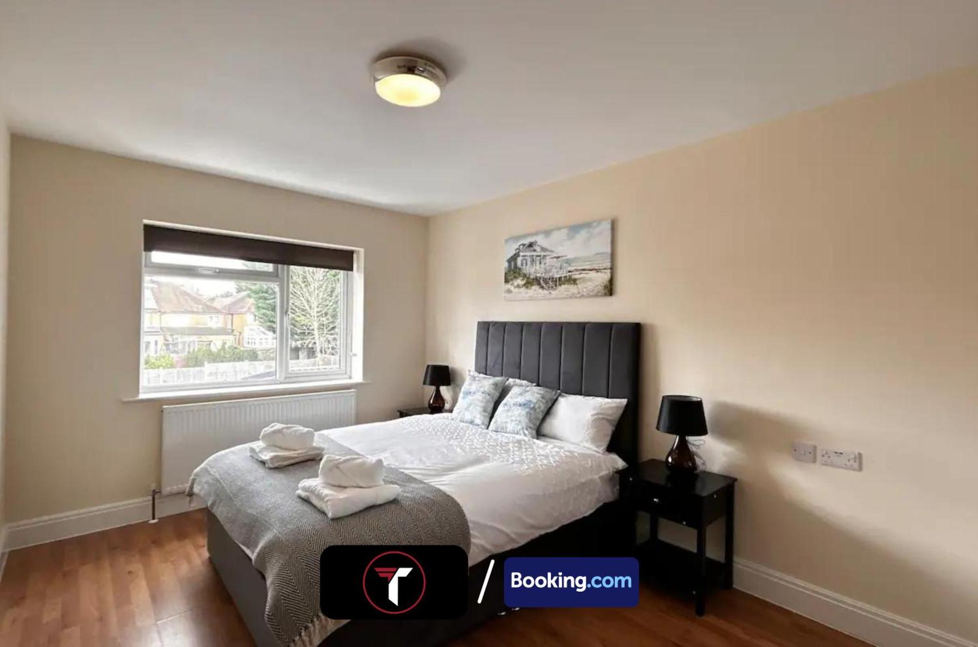 Stylish 2 Bedroom Flat By Tara Stays Short Lets & Serviced Accommodation Watford With Free Parking & Nearby Warner Studios Extérieur photo